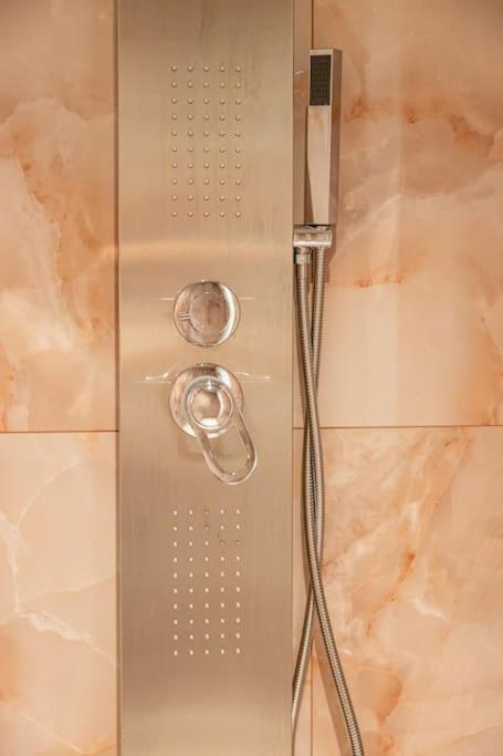 אתונה Smaragdi Luxury Jacuzzi Apartment Noho Premium Living מראה חיצוני תמונה