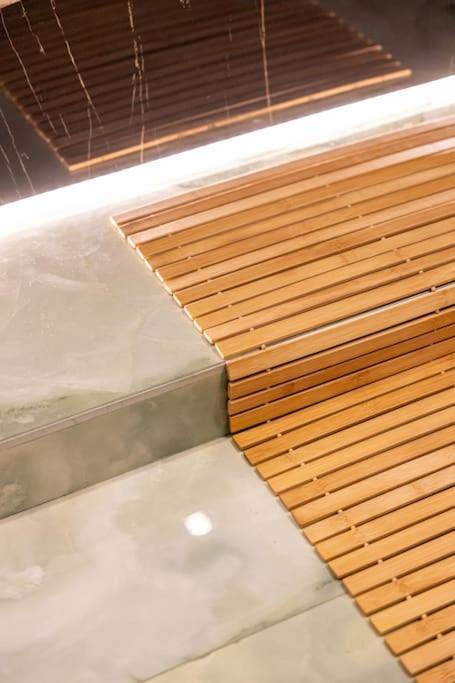אתונה Smaragdi Luxury Jacuzzi Apartment Noho Premium Living מראה חיצוני תמונה