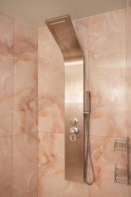 אתונה Smaragdi Luxury Jacuzzi Apartment Noho Premium Living מראה חיצוני תמונה
