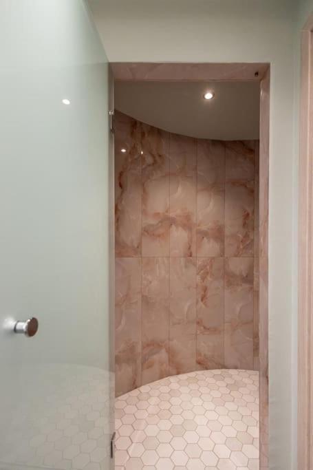 אתונה Smaragdi Luxury Jacuzzi Apartment Noho Premium Living מראה חיצוני תמונה