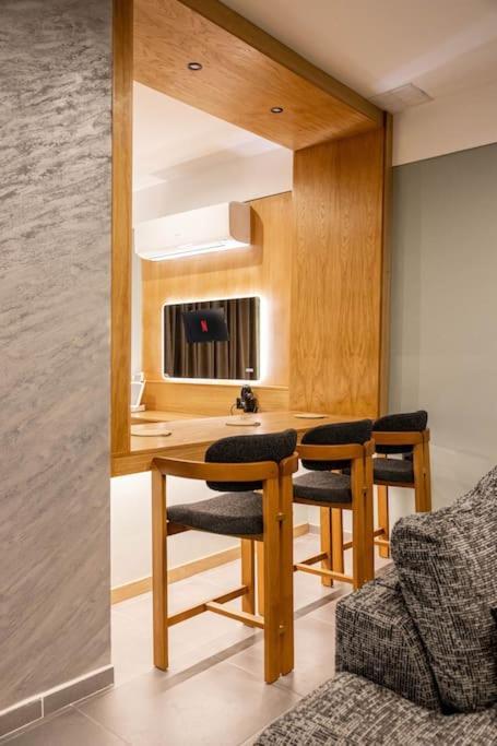 אתונה Smaragdi Luxury Jacuzzi Apartment Noho Premium Living מראה חיצוני תמונה