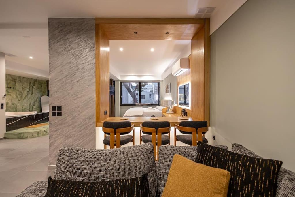 אתונה Smaragdi Luxury Jacuzzi Apartment Noho Premium Living מראה חיצוני תמונה