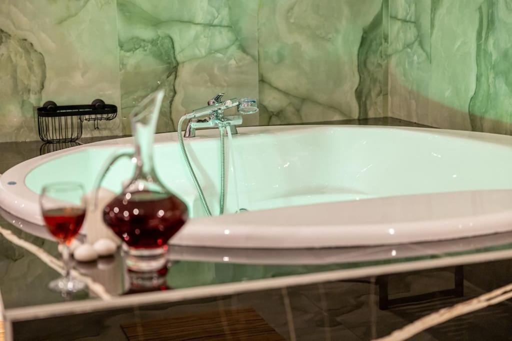 אתונה Smaragdi Luxury Jacuzzi Apartment Noho Premium Living מראה חיצוני תמונה