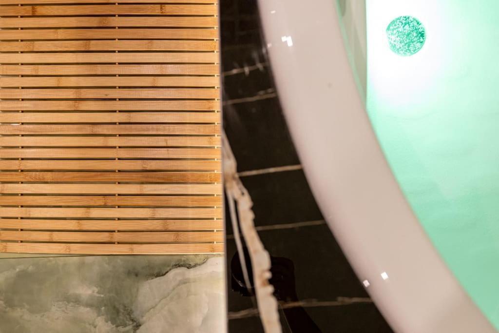 אתונה Smaragdi Luxury Jacuzzi Apartment Noho Premium Living מראה חיצוני תמונה
