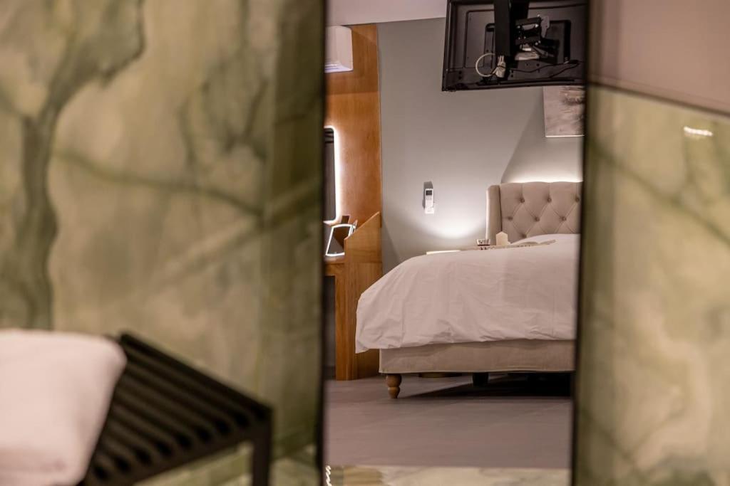 אתונה Smaragdi Luxury Jacuzzi Apartment Noho Premium Living מראה חיצוני תמונה