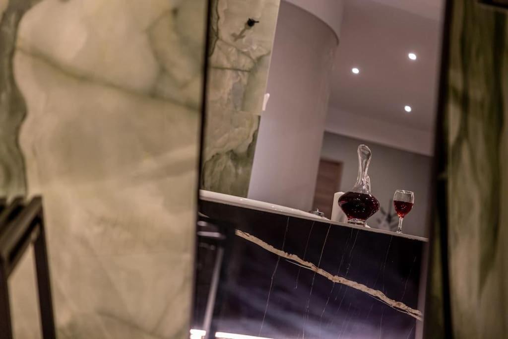 אתונה Smaragdi Luxury Jacuzzi Apartment Noho Premium Living מראה חיצוני תמונה