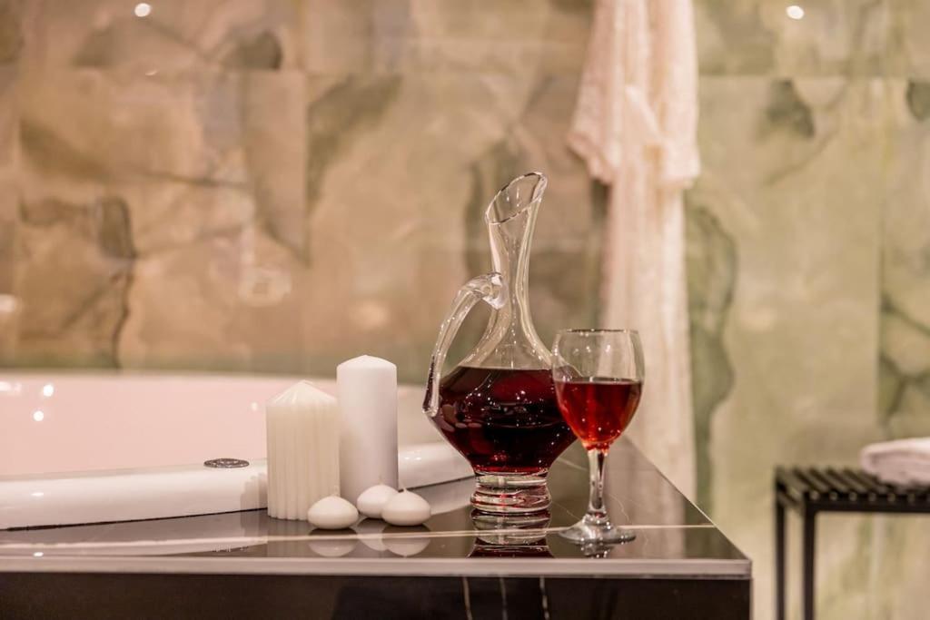 אתונה Smaragdi Luxury Jacuzzi Apartment Noho Premium Living מראה חיצוני תמונה