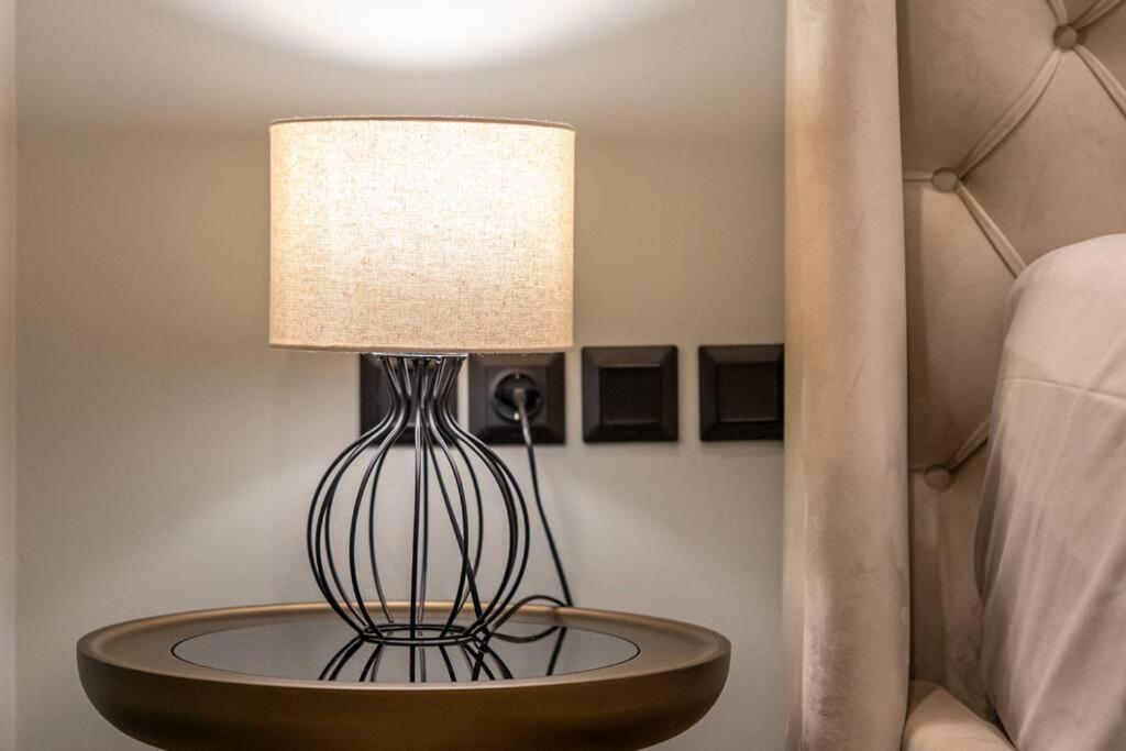 אתונה Smaragdi Luxury Jacuzzi Apartment Noho Premium Living מראה חיצוני תמונה