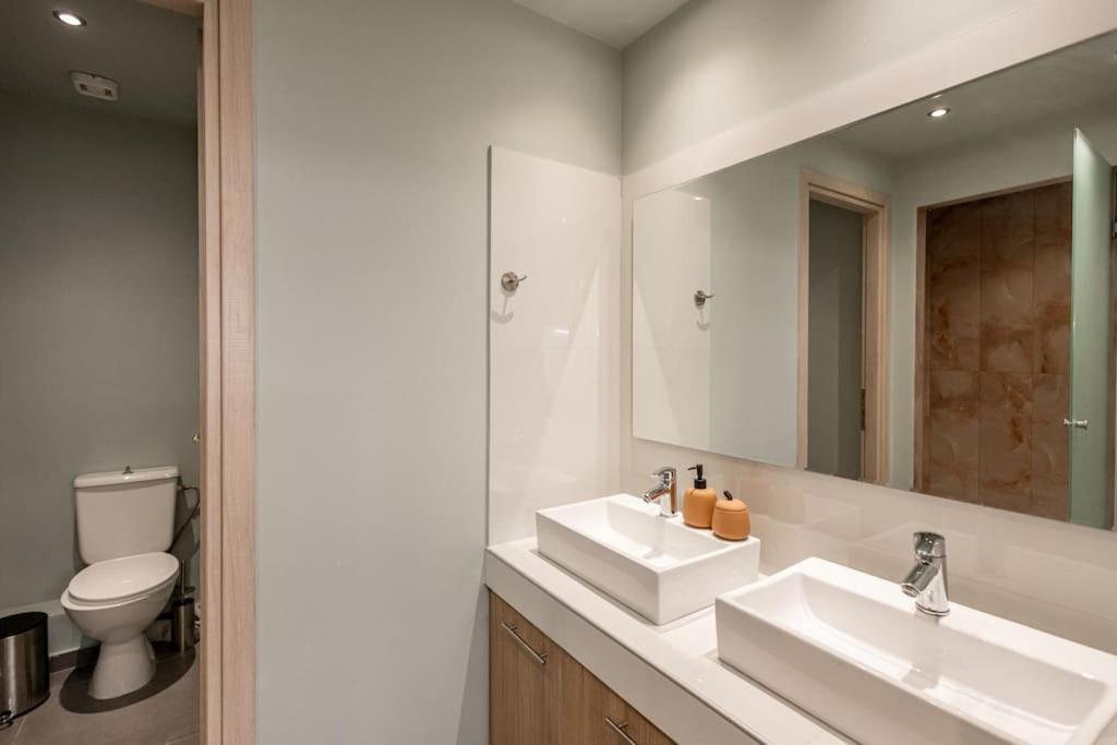 אתונה Smaragdi Luxury Jacuzzi Apartment Noho Premium Living מראה חיצוני תמונה