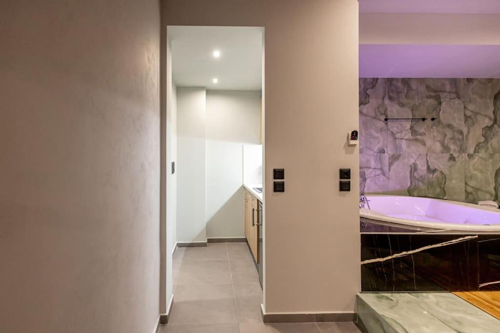 אתונה Smaragdi Luxury Jacuzzi Apartment Noho Premium Living מראה חיצוני תמונה