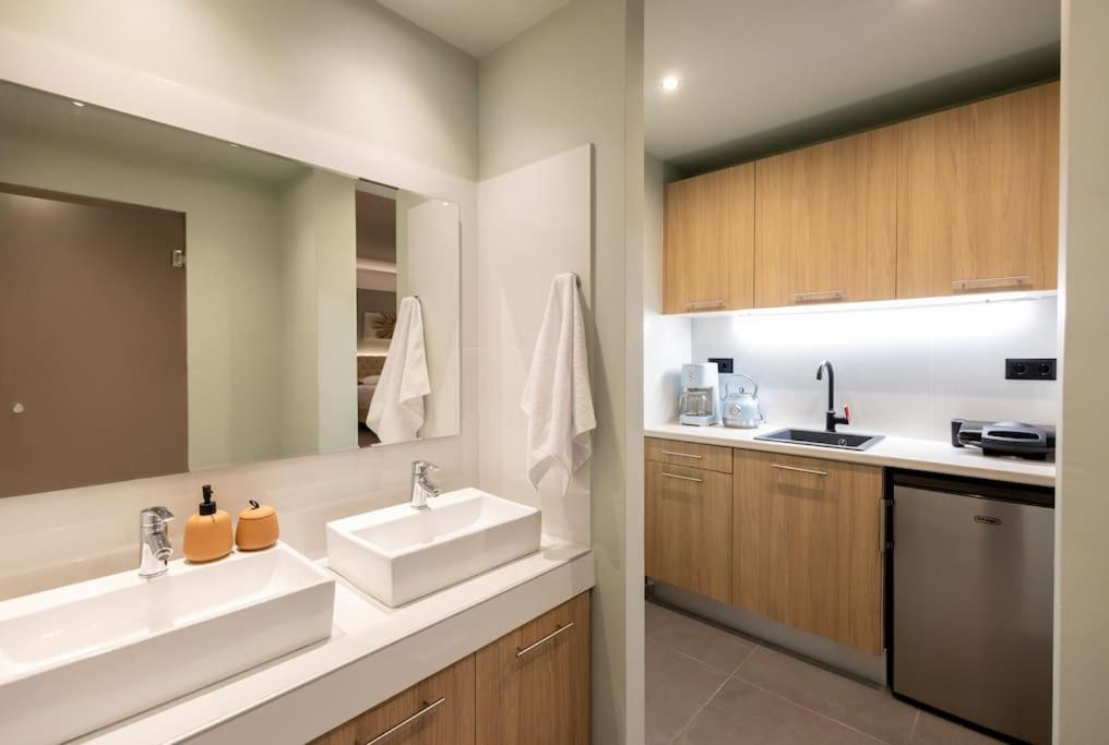 אתונה Smaragdi Luxury Jacuzzi Apartment Noho Premium Living מראה חיצוני תמונה