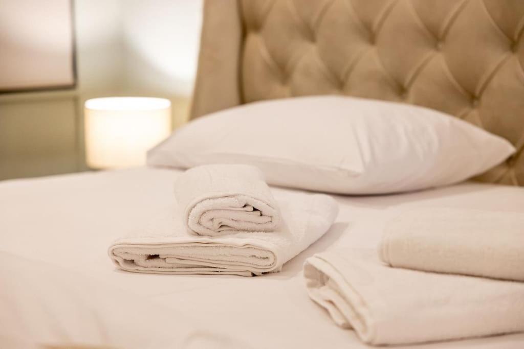 אתונה Smaragdi Luxury Jacuzzi Apartment Noho Premium Living מראה חיצוני תמונה