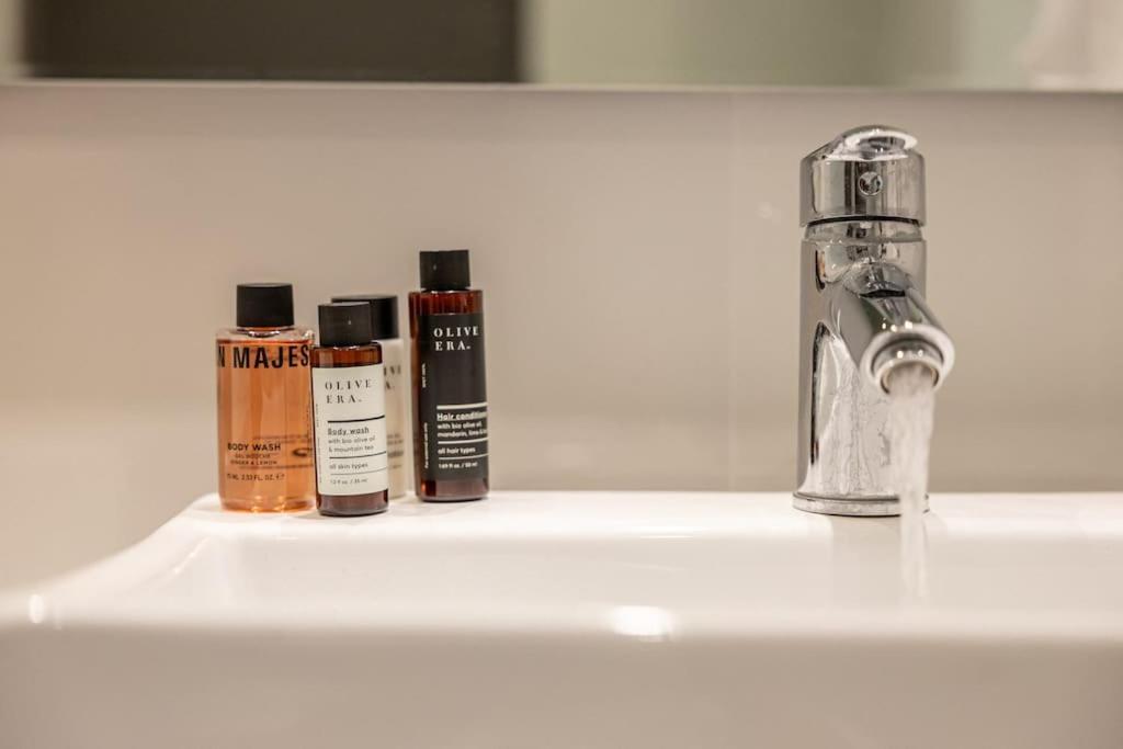 אתונה Smaragdi Luxury Jacuzzi Apartment Noho Premium Living מראה חיצוני תמונה
