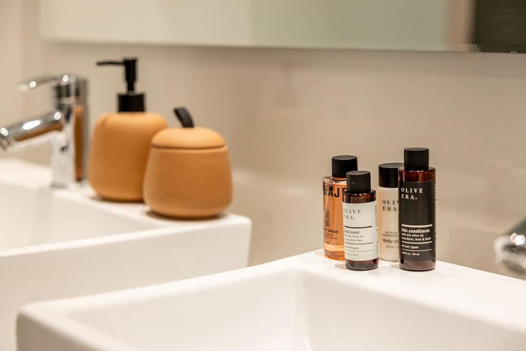 אתונה Smaragdi Luxury Jacuzzi Apartment Noho Premium Living מראה חיצוני תמונה