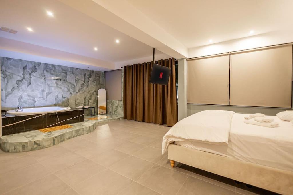 אתונה Smaragdi Luxury Jacuzzi Apartment Noho Premium Living מראה חיצוני תמונה