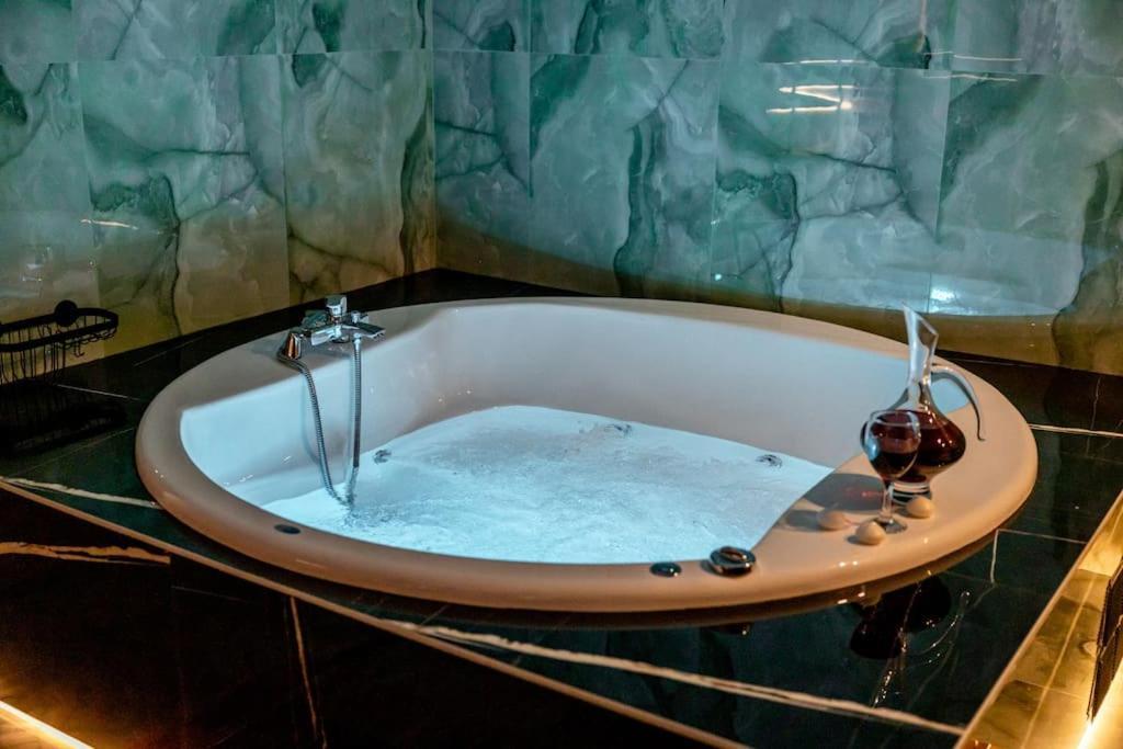 אתונה Smaragdi Luxury Jacuzzi Apartment Noho Premium Living מראה חיצוני תמונה