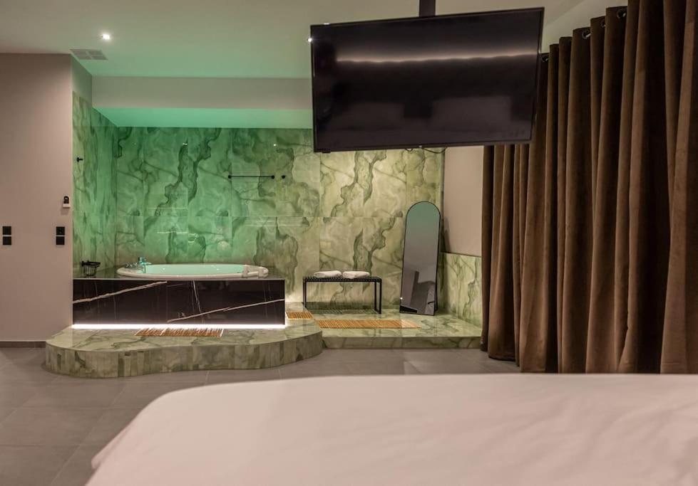 אתונה Smaragdi Luxury Jacuzzi Apartment Noho Premium Living מראה חיצוני תמונה