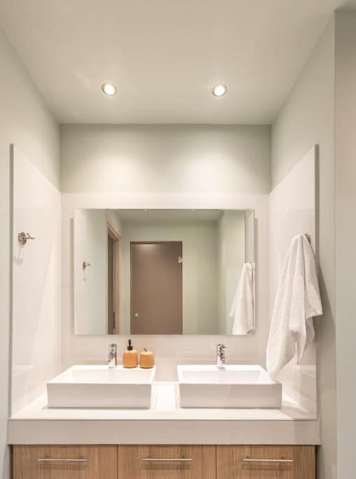 אתונה Smaragdi Luxury Jacuzzi Apartment Noho Premium Living מראה חיצוני תמונה