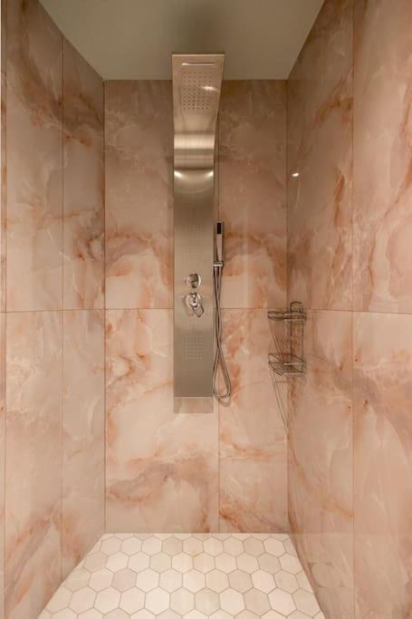 אתונה Smaragdi Luxury Jacuzzi Apartment Noho Premium Living מראה חיצוני תמונה