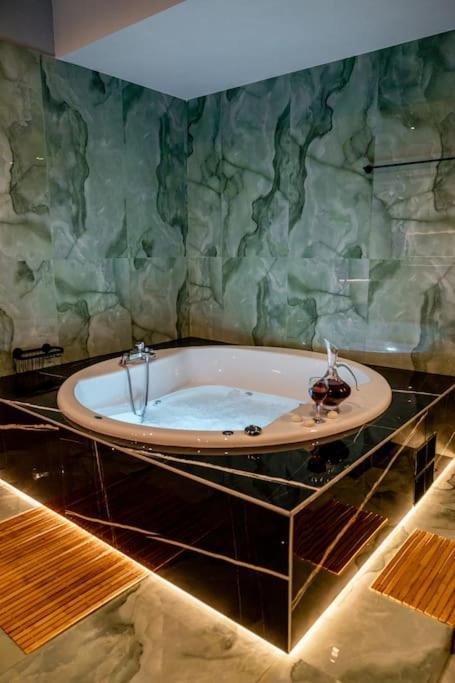 אתונה Smaragdi Luxury Jacuzzi Apartment Noho Premium Living מראה חיצוני תמונה