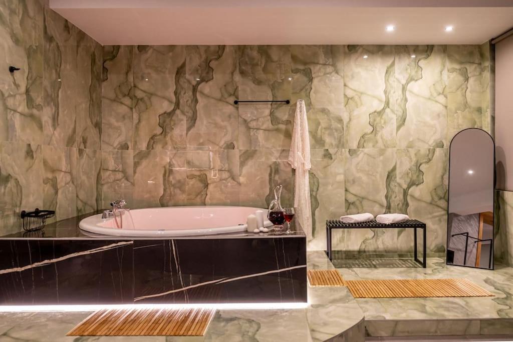 אתונה Smaragdi Luxury Jacuzzi Apartment Noho Premium Living מראה חיצוני תמונה