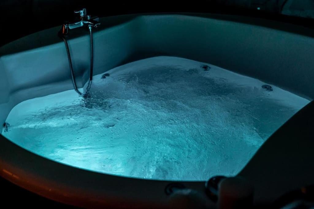 אתונה Smaragdi Luxury Jacuzzi Apartment Noho Premium Living מראה חיצוני תמונה