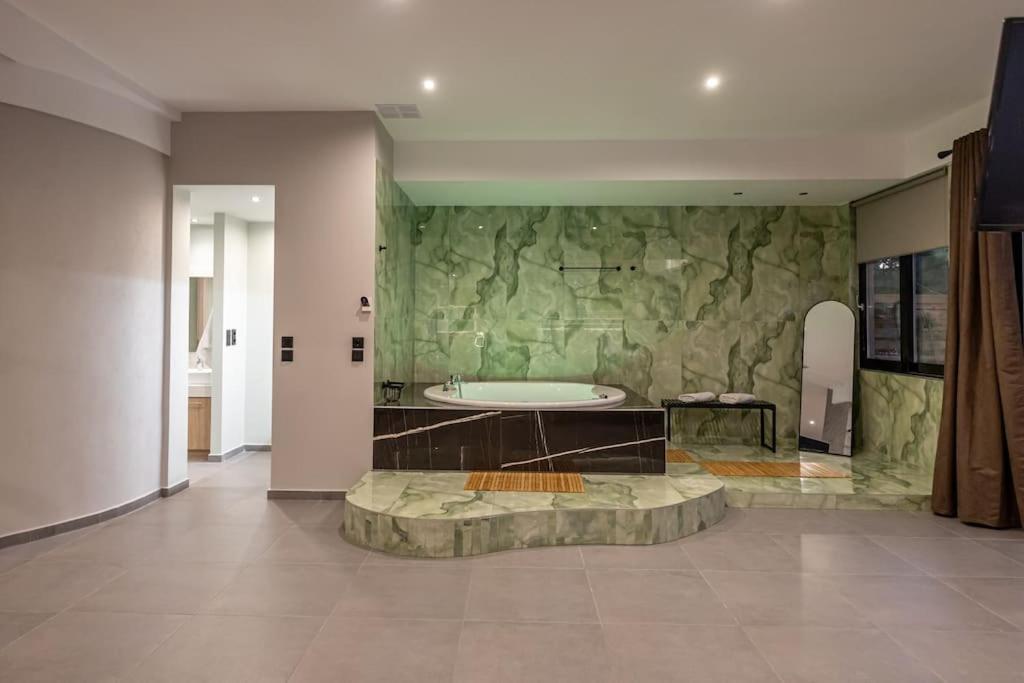 אתונה Smaragdi Luxury Jacuzzi Apartment Noho Premium Living מראה חיצוני תמונה