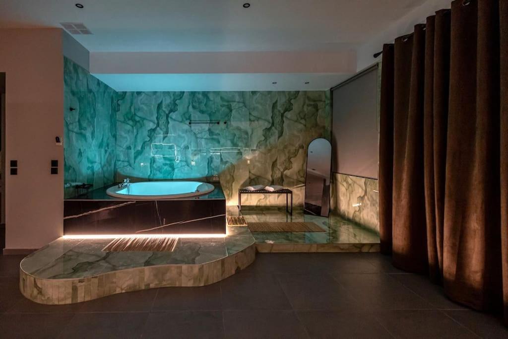 אתונה Smaragdi Luxury Jacuzzi Apartment Noho Premium Living מראה חיצוני תמונה